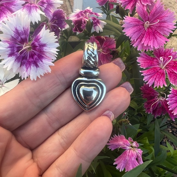 Costume Silver-tone & Gold-tone Heart With Black Outline Pendant 👠 - Picture 3 of 13